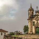 Igrejas barrocas e rococós, como São Francisco de Assis, Nossa Senhora do Pilar, Nossa Senhora do Rosário dos Pretos e Nossa Senhora do Carmo