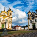 Praça Minas Gerais, com suas igrejas e edifícios institucionais
